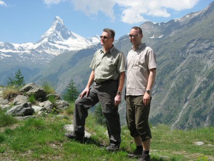 Vater und Sohn, im Hintergrund das Matterhorn