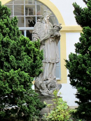 Statue des Hl. Nepomuk im Hof des Kreuzgangs des Servitenklosters in Wien