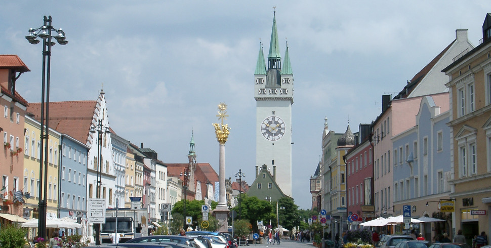 Place du march de Straubing avec tour