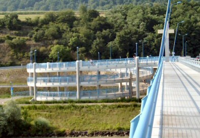 Donaubrücke bei Pöchlarn mit Auffahrtsschnecke für Radfahrer