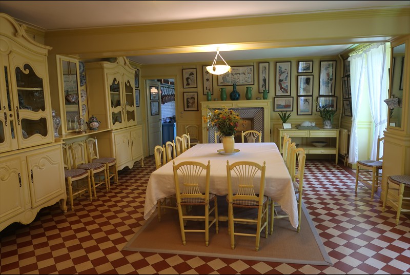 The yellow dining room
