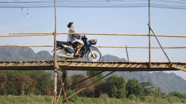 Moped auf der Brücke