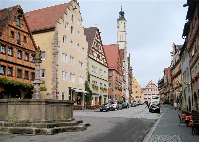 Herrgasse avec la fontaine du Seigneur et la tour gothique de l'htel de ville