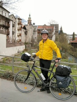 Mit dem Rad am Eingang in die Stadt Hall in Tirol