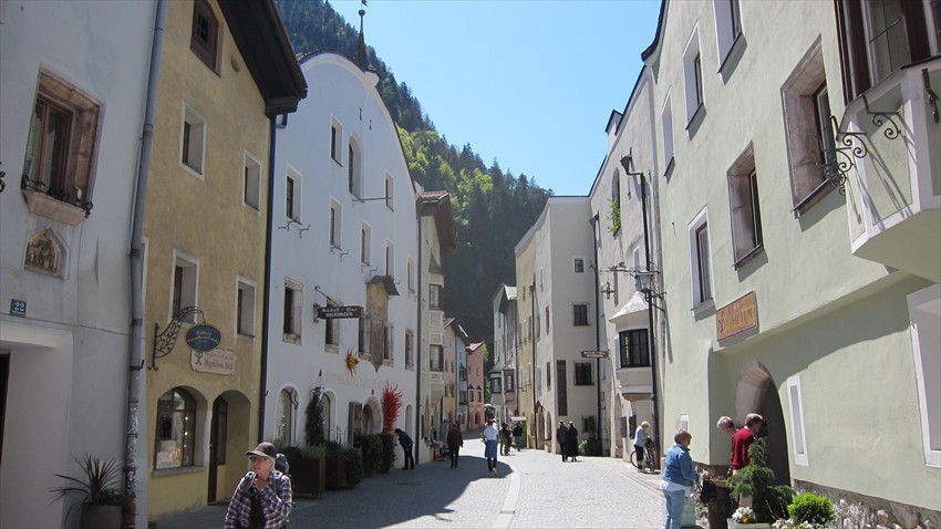 Kristallglasgeschäfte und ein Haus mit Wappen in der Südtirolerstrasse