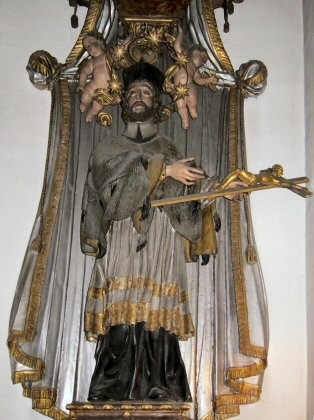Statue de saint Népomucène dans l'église des Servites