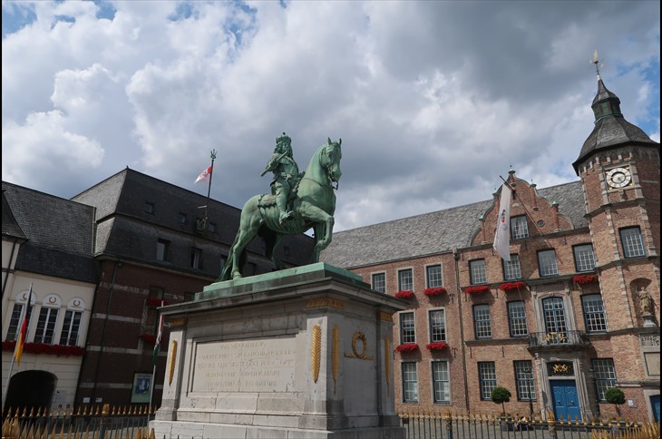 Jan-Wellem-Reiterdenkmal am Marktplatz Jan-Wellem-Reiterdenkmal am Marktplatz