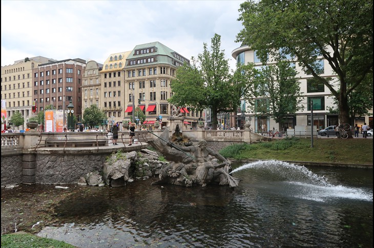 Tritonenbrunnen in der Königsallee Tritonenbrunnen in der Königsallee