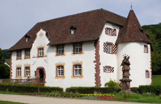 Inzlingen moated castle with Nepomuk statue