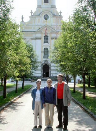 Photo de groupe devant l'église d'Engelszell