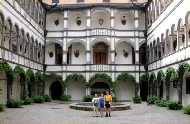 Vreni, Babsi, Gerhard dans la cour à arcades du château de Greinburg
