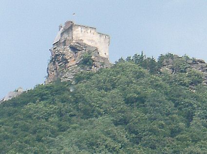 Ruine Aggstein vom Donauradweg aus gesehen (gezoomt)