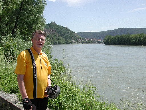 Gerhard sur la piste cyclable du Danube, en arrière-plan : Dürnstein
