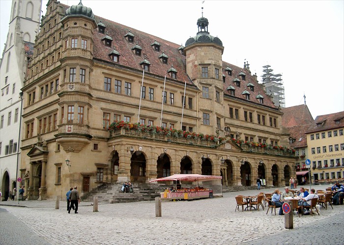 Renaissance-Fassade des Rathauses, dahinter der gotische 60 m hohe Rathausturm