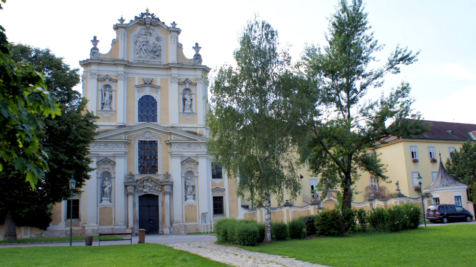 barocke Fassade der Stiftskirche St. Andrä an der Traisen