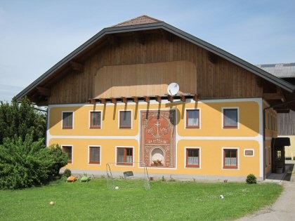 Maison avec fresque de la Vierge et antenne parabolique