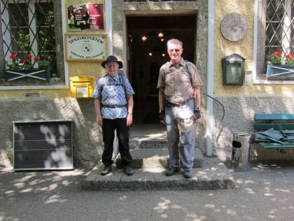 Vreni et Gerhard devant l'auberge Maria Plain