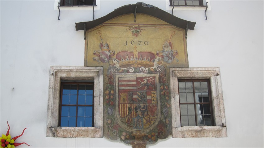 S�dtirolerstrasse 24, town house with old coat of arms
