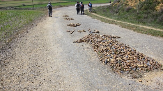 viele Steine zum Pfeil geformt am Weg