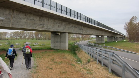 Pilgerweg kreuzt Autowege