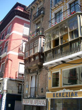 Gasse in Pamplona mit typischen Balkonen