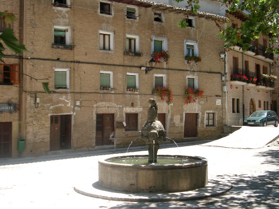 Platz mit Renaissance Brunnen
