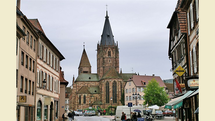 The abbey church is predominantly Gothic (13th century).