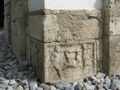 Römischer Stein an der Pfarrkirche von Rißtissen