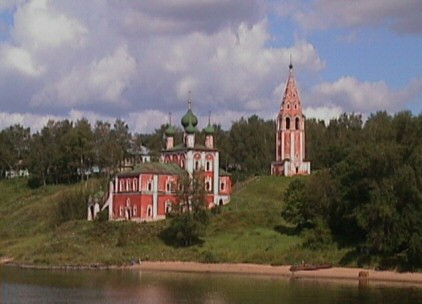 Église sur les rives de la Scheksna