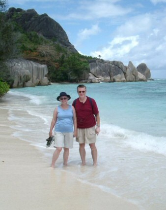 Gerhard und Vreni am Strand von La Digue