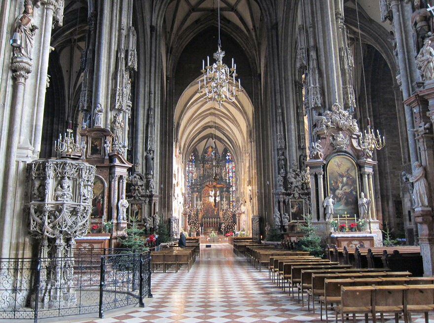Sankt Stephan Innenansicht mit Januariusaltar (rechts)